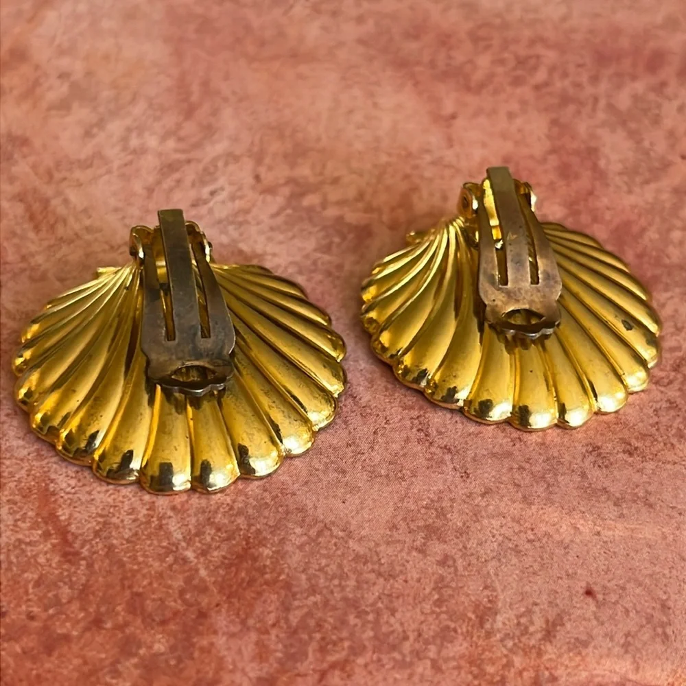 Vintage Spanish Damascene scallop shell clip earrings with center faux pearls - Picture 6 of 7